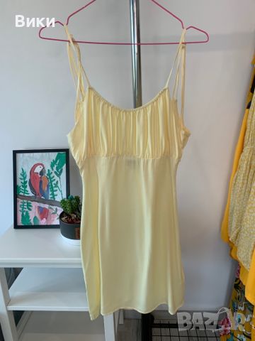 Жълта сатенена рокля, снимка 1 - Рокли - 46438584