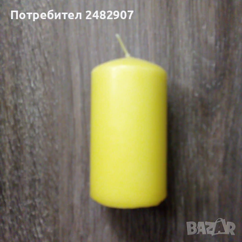 Жълта цилиндрична свещ