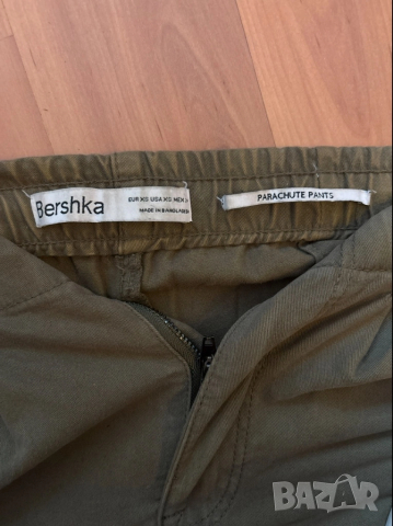 Тъмно зелени parachute панталони от Bershka, XS, снимка 2 - Панталони - 52281943