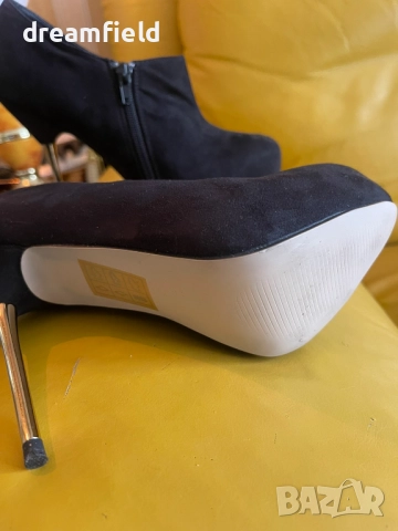 Черни обувки със златен ток, снимка 2 - Дамски обувки на ток - 52102384