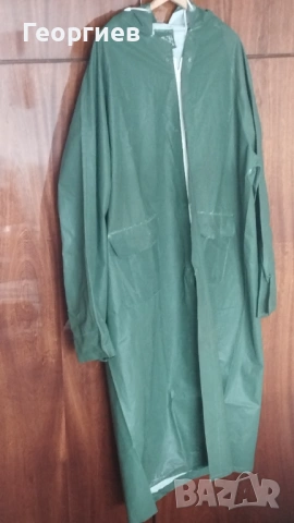 Дъждобран,Яке дъждобран,Ръкавици велур,Вълнени одеала и плат с размери  3.20/0.60 см.Черно кадифе.