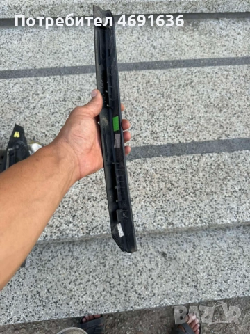 Черна лайсна на малко дясно задно триъгълно стъкло на Audi A8 D4 H4 Long само за 50лв. 4h4853378, снимка 2 - Части - 52901629