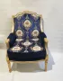Класическо кресло с позлатена рамка и кралскосиня дамаска, снимка 4