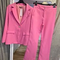 Дамски елегантен костюм в розово сако + панталон , снимка 1 - Костюми - 45198045
