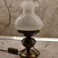 Старинна метална настолна лампа с бяла стъкленица , снимка 1 - Настолни лампи - 45435622