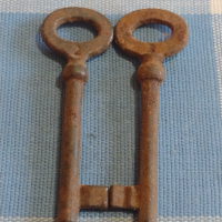 Два стари ключа от соца за брава за КОЛЕКЦИЯ ДЕКОРАЦИЯ БИТОВ КЪТ 35231, снимка 1 - Други ценни предмети - 44972735