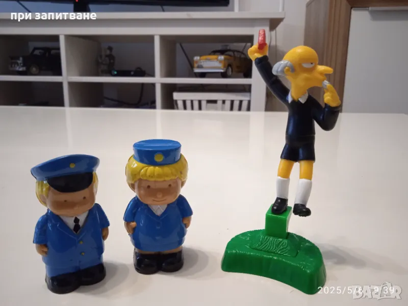 Фигурки футболен съдия и митничари, снимка 1