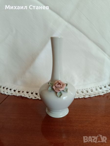 Бяла порцеланова ваза с розичка, снимка 1