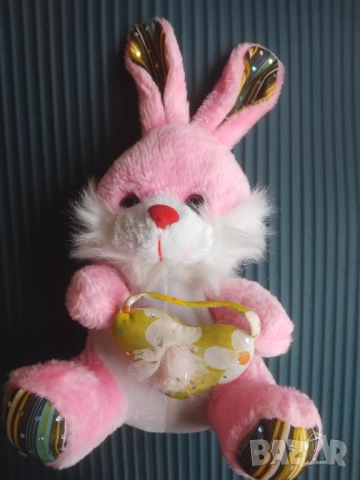 Розово Зайче държащо сърце 