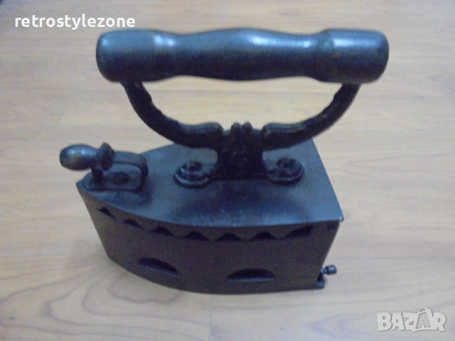 № 8564 Старинна въгленова ютия с вътрешна скара – автентичен ретро предмет  , снимка 2 - Други ценни предмети - 54142212