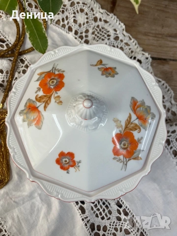 Красив порцеланов съд- Бисквитиера  Издигната на пиедестал елегантна форма, красива комбинация, снимка 4 - Кутии за храна - 53776231