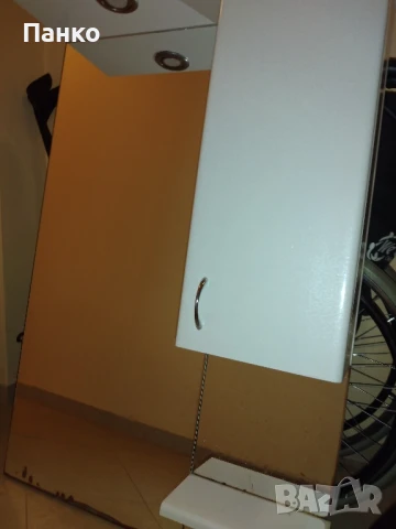 Продавам горен шкаф за баня с огледало и осфетление, снимка 3 - Шкафове - 51151549