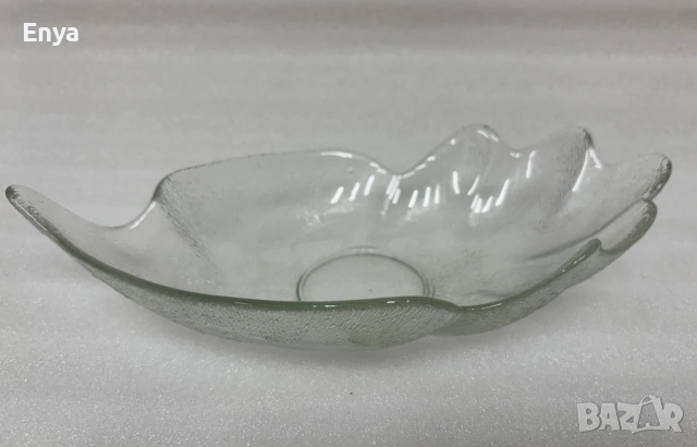 Стъклена купа с форма на листо