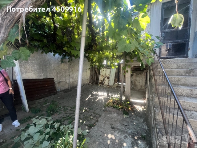 Къща с двор и втора жилищна постройка, снимка 4 - Къщи - 51552904