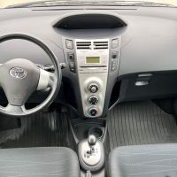 Toyota Yaris 1.3 vvti бензин автоматик, снимка 6 - Автомобили и джипове - 45405873