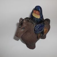 Керамична фигура Викинг на кон, шведска керамика, маркирана за произход, снимка 17 - Статуетки - 45784221