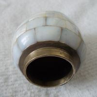 Малка вазичка Месинг и седеф, снимка 8 - Антикварни и старинни предмети - 45915843
