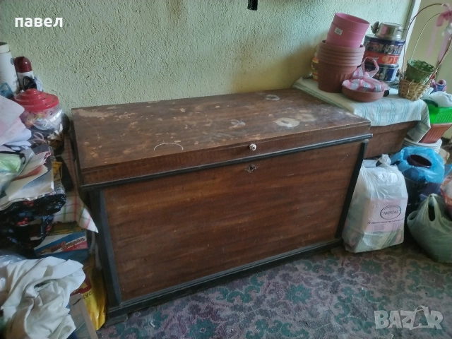 стар сандък в много добро състояние подходяща за битов кът или лично ползване. 