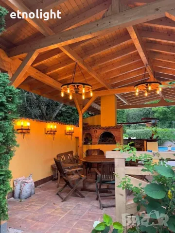 Полилеи, осветление от автентични реставрирани колела от каруца с ръчно изработени дървени чашки , снимка 10 - Полилеи - 49968867