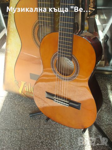 Класическа китара Valencia VC104 NAT, Размер 4/4, снимка 2 - Китари - 30451000