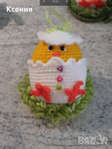 Великденски подаръци. Пиленце момче на тревата. Плетена играчка. Ръчно изработени.