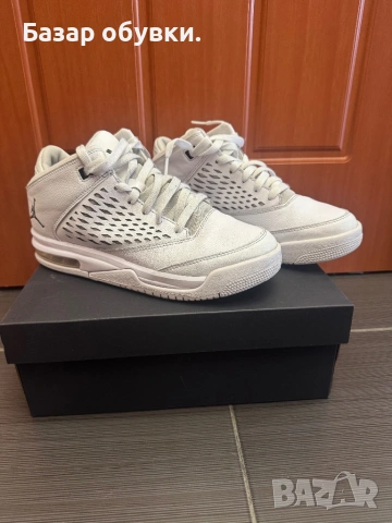 Обувки Jordan.