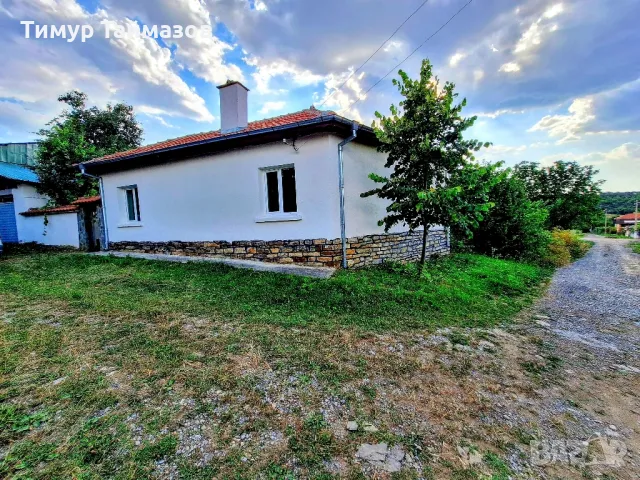 Голяма къща обзаведена отремонтирана до гора 1 място 2 парцела тихо малко село 