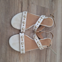 Бели сандали с перли 39 номер, снимка 2 - Сандали - 45018806