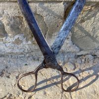 Стара ръчно кована ножица с маркировка , снимка 1 - Антикварни и старинни предмети - 45133924
