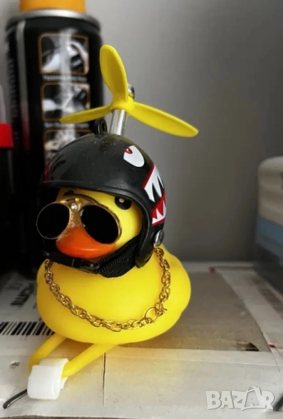 Малко жълто пате декорация за автомобил с каска, снимка 1