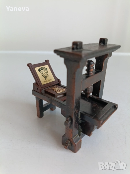 Колекционерска фигурка , острилка във формата на стара печатарска преса от 15-ти век. , снимка 1