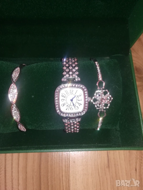Елегантен дамски часовник с с две гривни, снимка 1