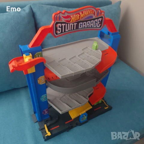 Stunt гараж Hot Wheels, снимка 2 - Коли, камиони, мотори, писти - 50582144