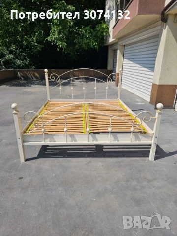 Масивна метална спалня