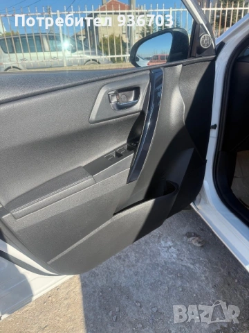 Toyota Auris 1.8 HYBRID, снимка 4 - Автомобили и джипове - 53561049
