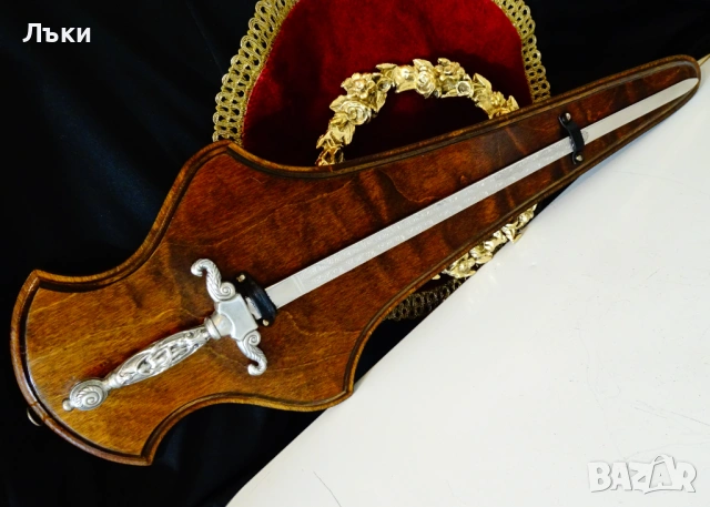 Италиански меч с дървена стойка La Balestra. 