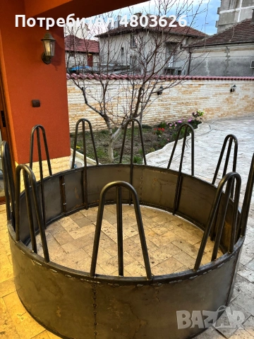 Хранилка за крави ролони бали