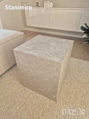 Продавам нова модерна квадратна маса за кафе, цвят бежов