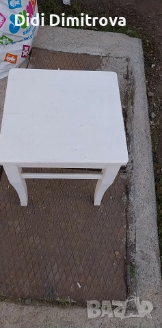 Бяла дървена табуретка
