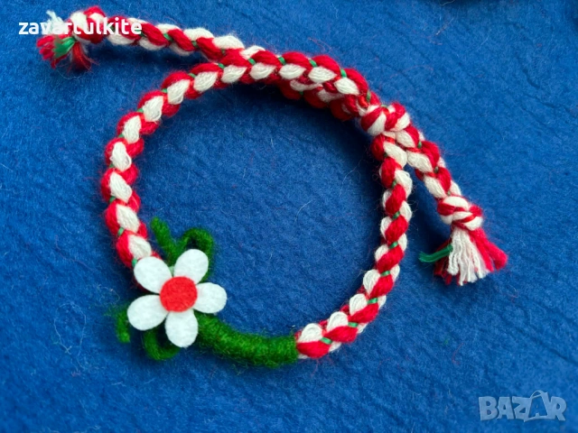 Мартеници гривни с цвете от филц, снимка 2 - Български сувенири - 53253483