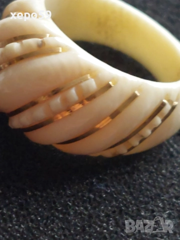 Рядък дамски пръстен от слонова кост,украсен с 14 каратово злато, снимка 5 - Пръстени - 52432228