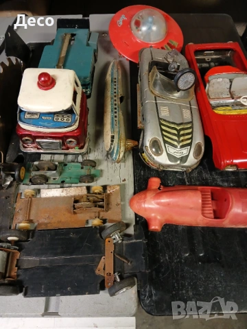 Стари играчки за части.