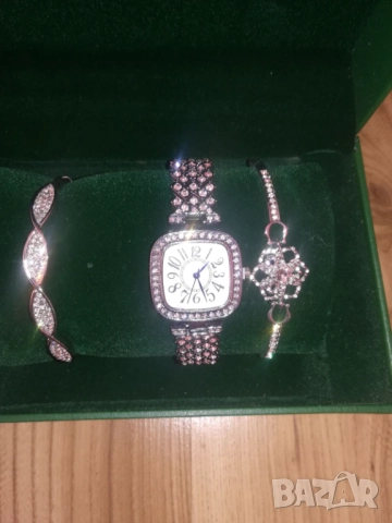 Елегантен дамски часовник с с две гривни