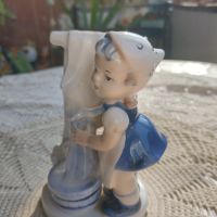 Порцеланова статуетка на момиче - перачка , снимка 3 - Антикварни и старинни предмети - 45118920