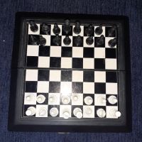 Магнитен шах в пластмасова черна кутия, снимка 3 - Шах и табла - 45687192