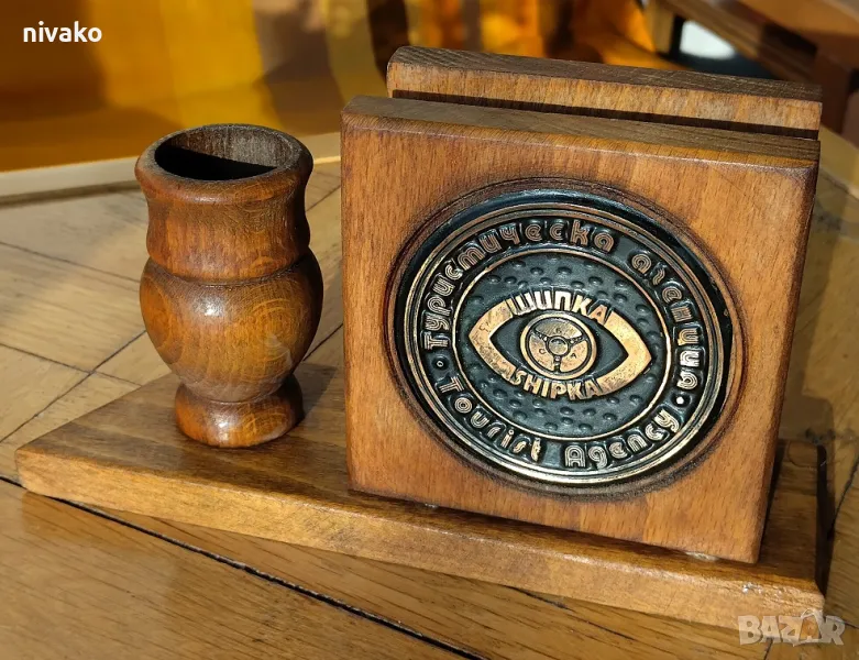 Продавам дървена ретро поставка за химикали и листчета с медно лого на СБА, снимка 1