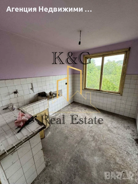 Двуетажна тухлена на плоча  къща в с. Дряновец, снимка 1