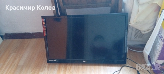 Телевизор AKAI 30 инча със стойка за стена