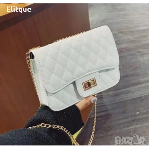 Капитонирана модна чанта с дълга дръжка в златисти цвят