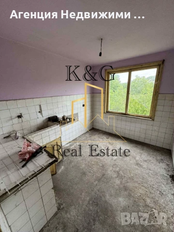 Двуетажна тухлена на плоча  къща в с. Дряновец